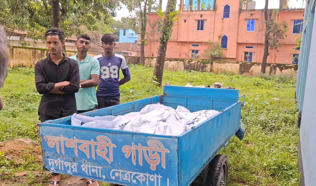 শ্বশুরবাড়ি থেকে দম্পতির ঝুলন্ত মরদেহ উদ্ধার 3 মরদেহ উদ্ধার