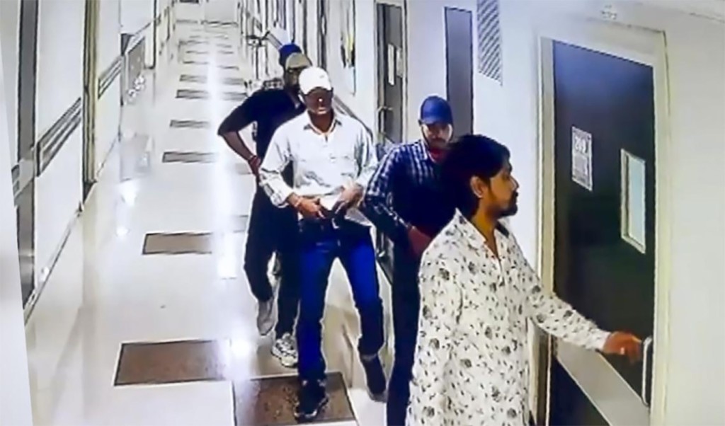 ভারতে গ্যাংস্টার হত্যা, কলকাতা থেকে প্রধান আসামিসহ গ্রেপ্তার ৮ 3 গ্যাংস্টার হত্যা