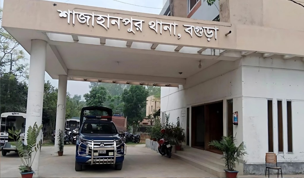 বগুড়ায় বাড়িতে চাঁদাবাজির অভিযোগে পুলিশকে গাছের সঙ্গে বেঁধে মারধর 9 আ.লীগ নেতার বাড়িতে চাঁদাবাজির অভিযোগে পুলিশকে আটক করে মারধর 1751604264 বগুড়ায় বাড়িতে চাঁদাবাজির অভিযোগে পুলিশকে গাছের সঙ্গে বেঁধে মারধর