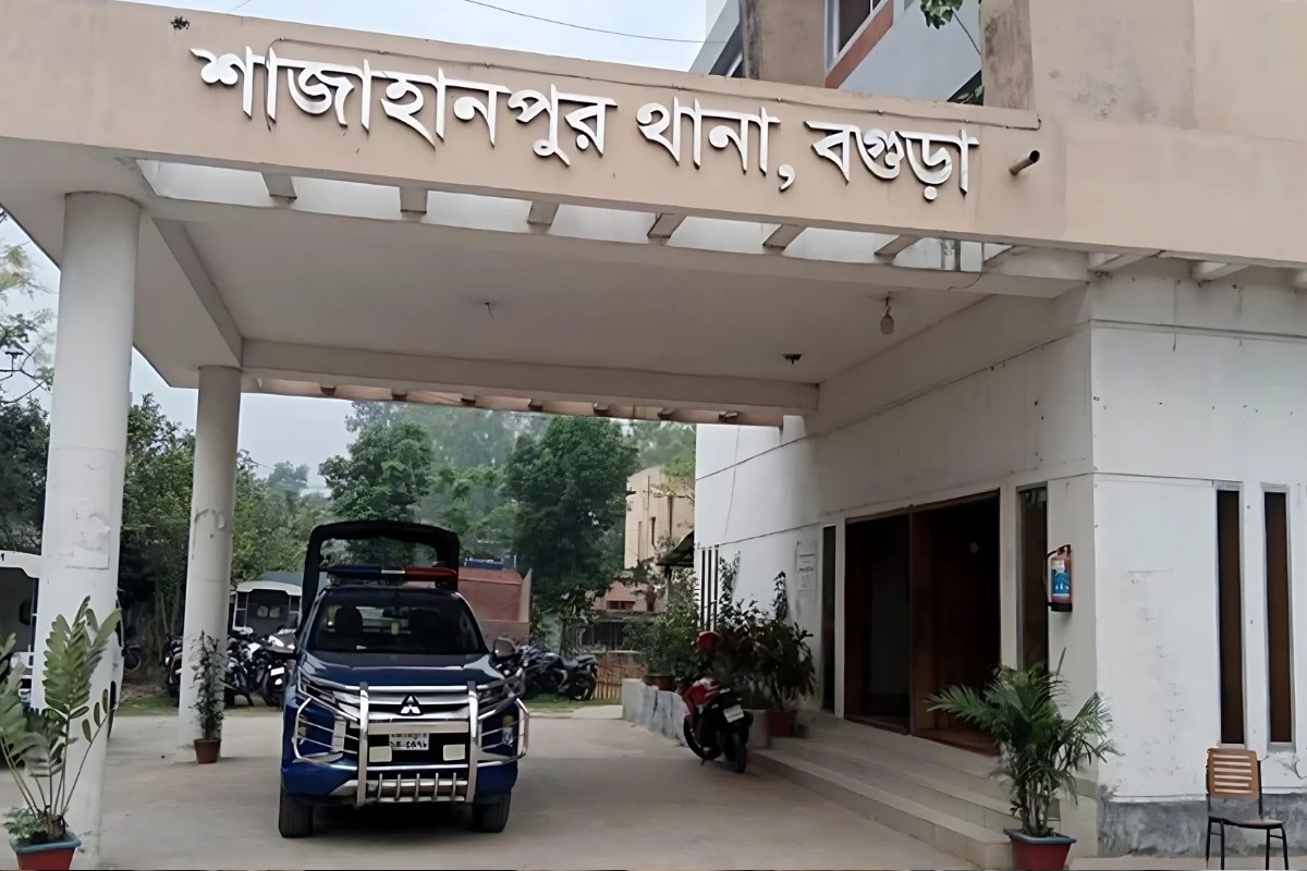 বগুড়ায় বাড়িতে চাঁদাবাজির অভিযোগে পুলিশকে গাছের সঙ্গে বেঁধে মারধর