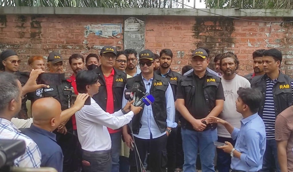 আগারগাঁও পাসপোর্ট অফিসে র ্যাবের অভিযান 1753268155 আগারগাঁও পাসপোর্ট অফিসে র‍্যাবের অভিযান, ১৩ জনকে কারাদণ্ড