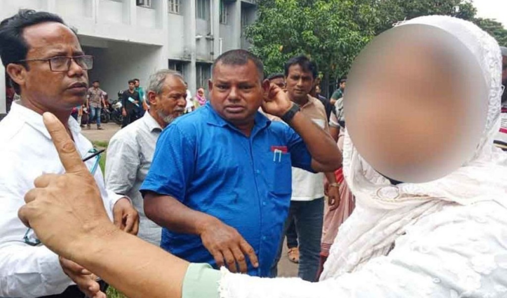 আদালত চত্বরে নারীর সঙ্গে কাজির মারামারি 3 আদালত চত্বরে নারীর সঙ্গে কাজির মারামারি 1752506456 আদালত চত্বরে নারীর সঙ্গে কাজির মারামারি