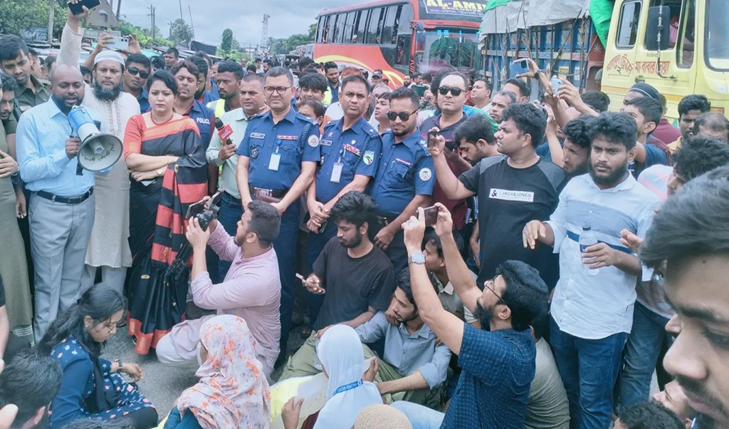 আন্দোলনকারীরা 1752551159 বরিশালে স্বাস্থ্য কর্মকর্তার অপসারণ দাবিতে সড়ক অবরোধ, পালালেন অভিযু্ক্ত কর্মকর্তা