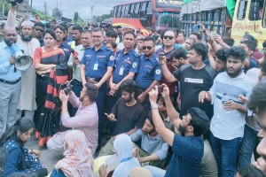 বরিশালে স্বাস্থ্য কর্মকর্তার অপসারণ দাবিতে সড়ক অবরোধ, পালালেন অভিযু্ক্ত কর্মকর্তা