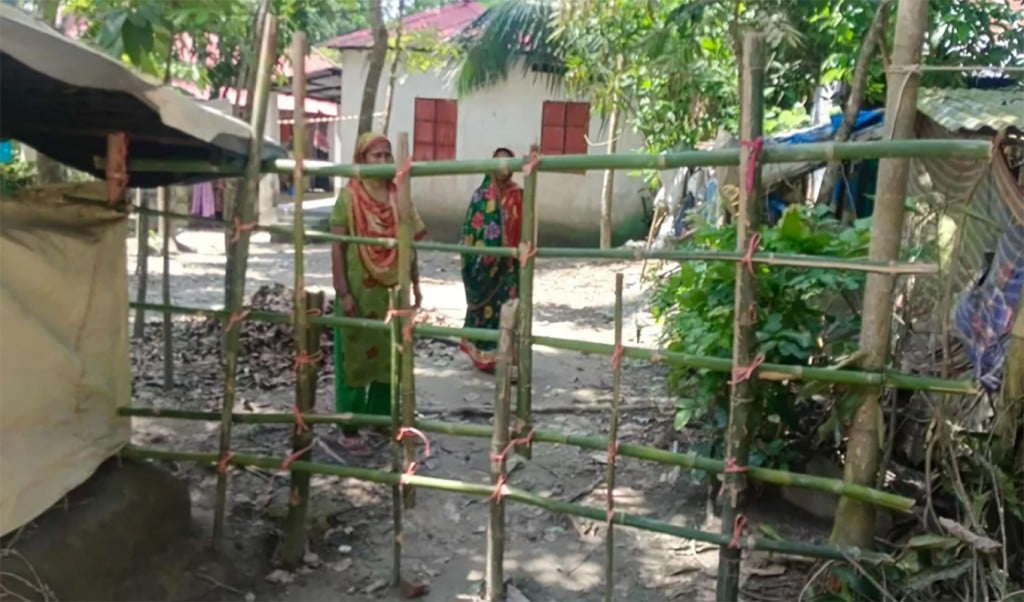 আশ্রয়নপ্রকল্পের রাস্তা আটকে দিলো 1753255532 বন্ধ করে দিলো আশ্রয়ণ প্রকল্পের রাস্তা, চরম ভোগান্তিতে ৮ পরিবার
