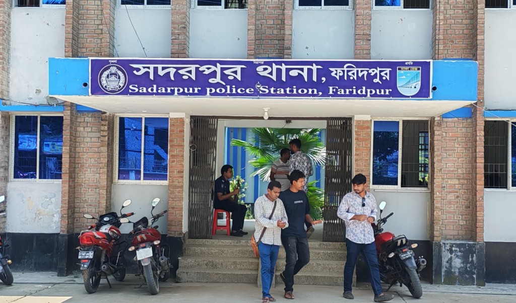 ইজিবাইকের ধাক্কায় প্রাণ গেল মাদ্রাসা শিক্ষার্থীর 4 থানা