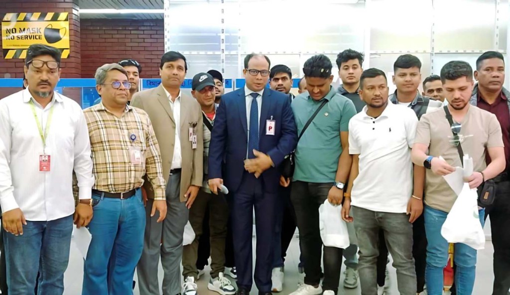 ইরান থেকে দেশে ফিরলেন আরও ৩২ জন 1751972316 ইরান থেকে ফিরলেন আরও ৩২ বাংলাদেশি