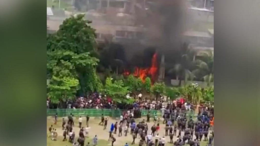 উত্তরায় বিমান বাহিনীর প্রশিক্ষণ বিমান বিধ্বস্ত 1753086630 উত্তরায় মাইলস্টোন স্কুল অ্যান্ড কলেজে প্রশিক্ষণ বিমান বিধ্বস্ত