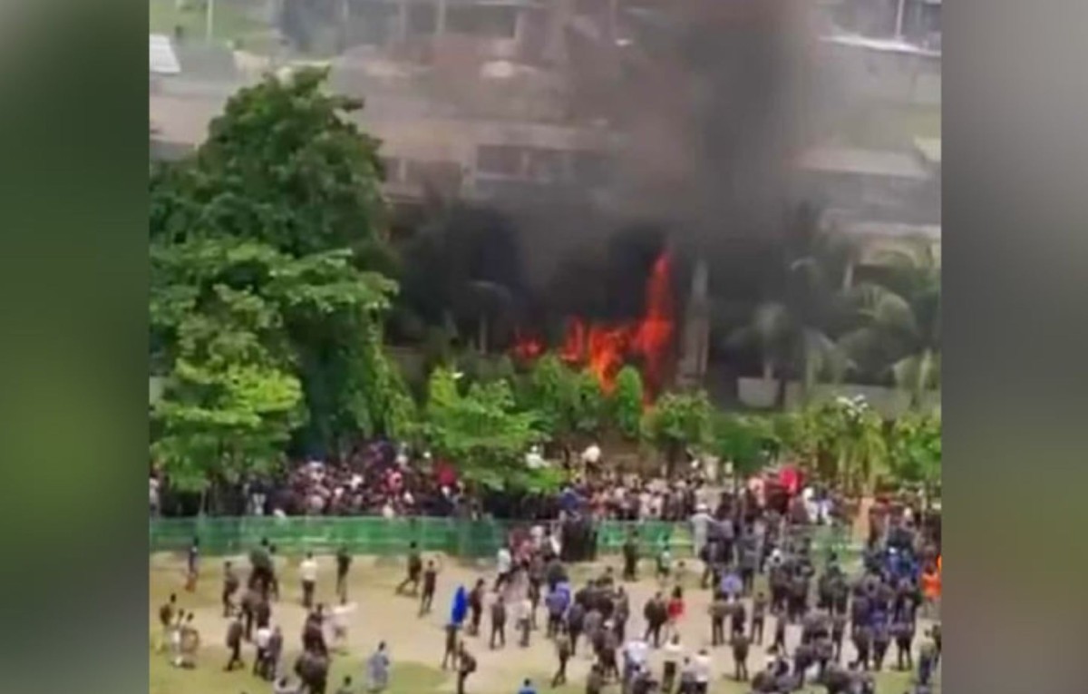 উত্তরায় মাইলস্টোন স্কুল অ্যান্ড কলেজে প্রশিক্ষণ বিমান বিধ্বস্ত