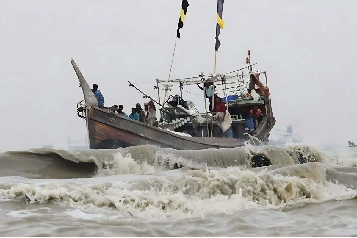 ৩ নম্বর সতর্কসংকেত বলবৎ, ৭ জেলার নদীবন্দরেও সতর্কতা