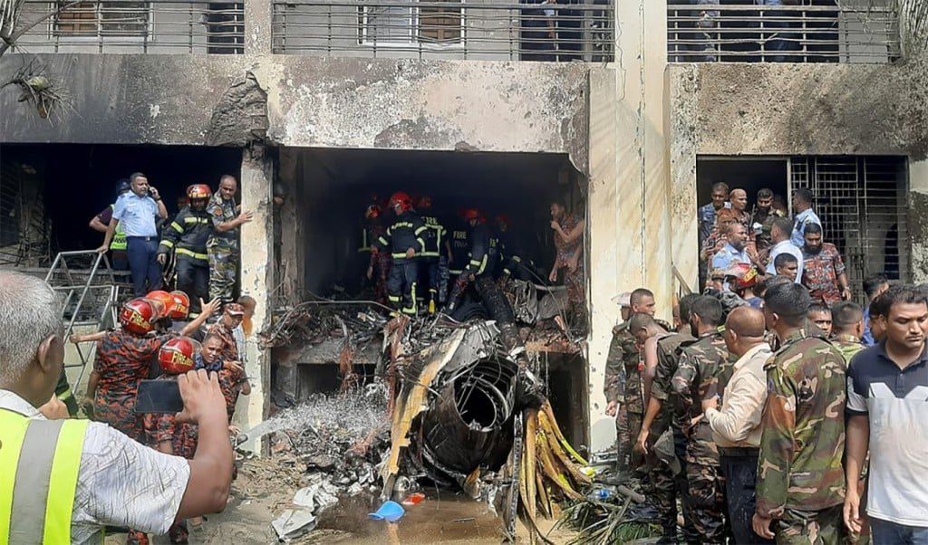 উদ্ধার কাজ সম্পন্ন 1753157234 উত্তরায় বিধ্বস্ত বিমান : সম্পন্ন হলো ফায়ার সার্ভিসের উদ্ধার কাজ