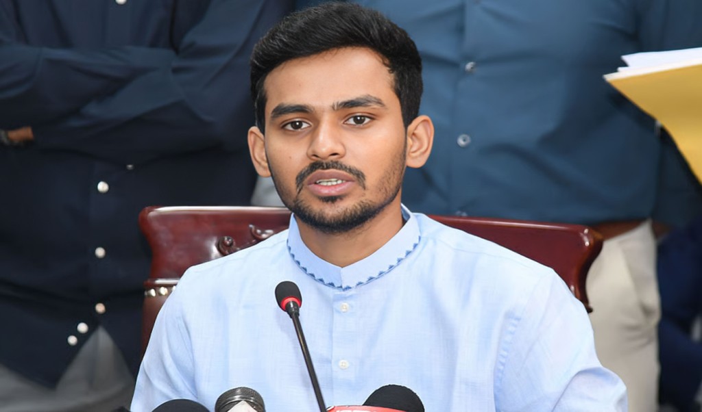 উপদেষ্টা আসিফের দুটি অস্ত্রের লাইসেন্স সম্পর্কে যা জানা গেলো 1751439602 উপদেষ্টা আসিফের দু’টি অস্ত্রের লাইসেন্স সম্পর্কে যা জানা গেলো