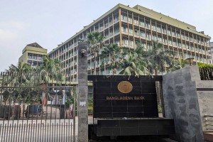 এক বছরে বেড়েছে ৩ লাখ কোটি টাকার বেশি খেলাপি ঋণ