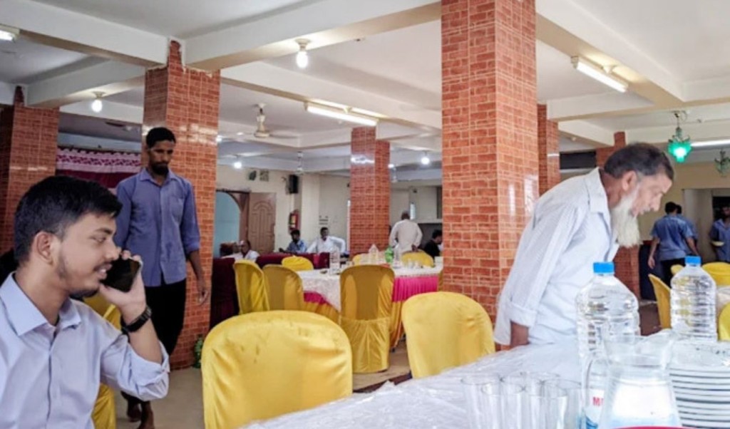 এক বিয়ের শতাধিক বরযাত্রী খেয়ে গেল অন্য বিয়ের খাবার 2 এক বিয়ের শতাধিক বরযাত্রী খেয়ে গেল অন্য বিয়ের খাবার 1753533526 এক বিয়ের শতাধিক বরযাত্রী খেয়ে গেল অন্য বিয়ের খাবার