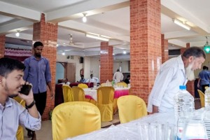 এক বিয়ের শতাধিক বরযাত্রী খেয়ে গেল অন্য বিয়ের খাবার