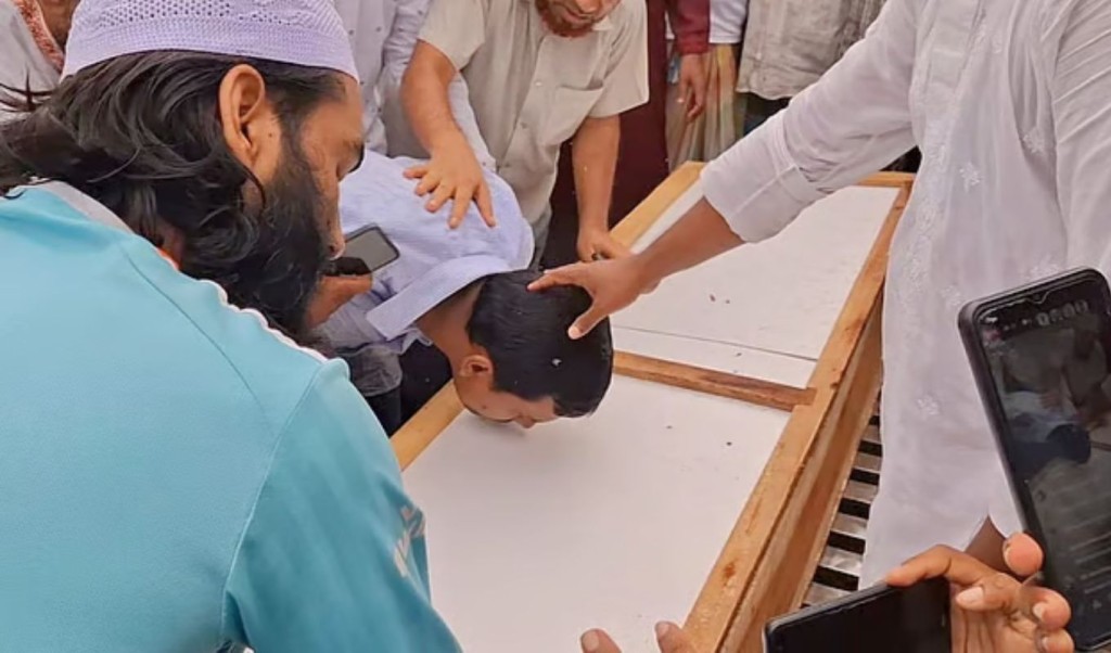 একমাত্র মেয়ের কফিনে শেষ চুমু দিয়ে চিরবিদায় দিলেন বাবা 3 একমাত্র মেয়ের কফিনে শেষ চুমু দিয়ে চিরবিদায় দিলেন বাবা 1753192723 একমাত্র মেয়ের কফিনে শেষ চুমু দিয়ে চিরবিদায় দিলেন বাবা
