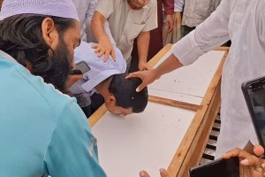 একমাত্র মেয়ের কফিনে শেষ চুমু দিয়ে চিরবিদায় দিলেন বাবা