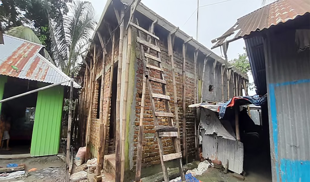 এনসিপি চাদাবাজ রিয়াদের বাড়ি 1753674644 অনটনে বেড়ে ওঠা ছাত্রনেতা রিয়াদের বাড়িতে চলছে পাকা ভবন নির্মাণ কাজ