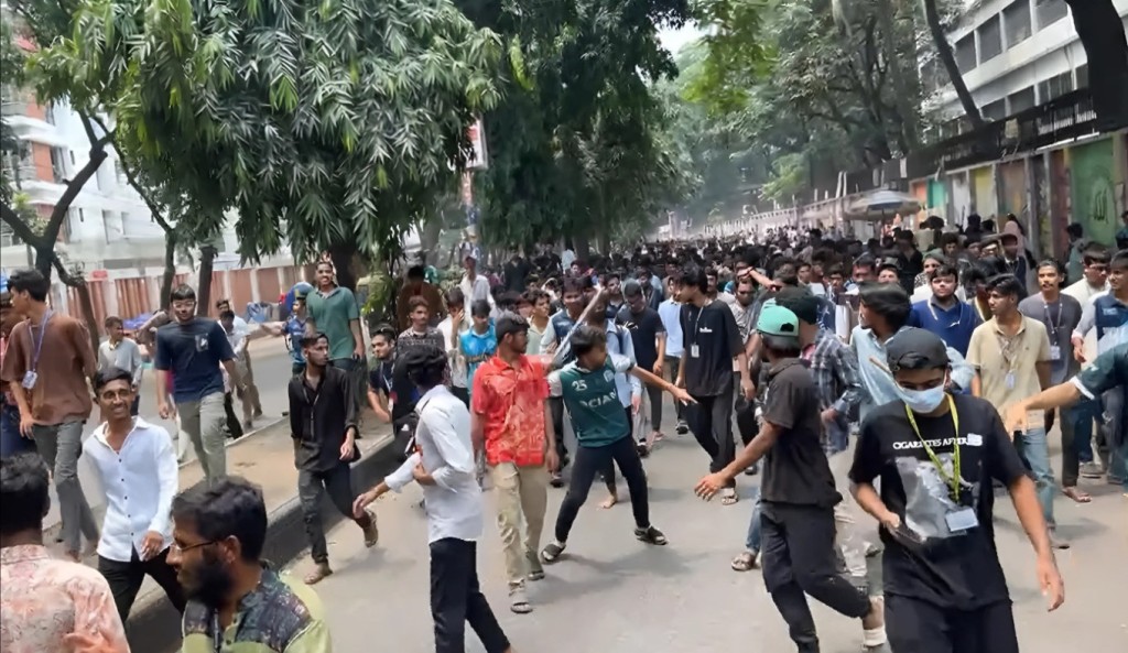 এবার শিক্ষা উপদেষ্টা সচিবের পদত্যাগের দাবিতে শিক্ষার্থীদের বিক্ষোভ 1753171596 এবার শিক্ষা উপদেষ্টা-সচিবের পদত্যাগের দাবিতে শিক্ষার্থীদের বিক্ষোভ