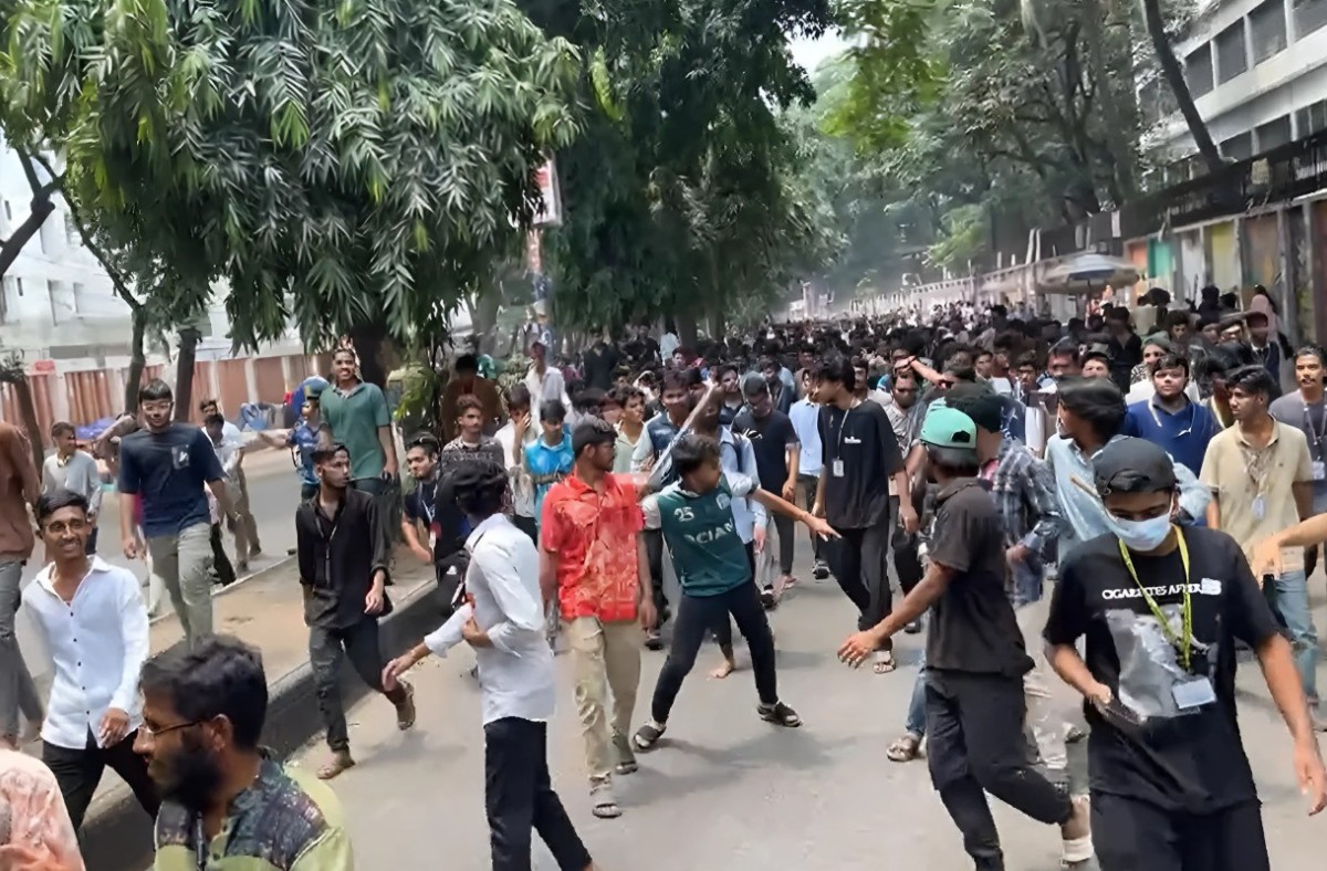 এবার শিক্ষা উপদেষ্টা-সচিবের পদত্যাগের দাবিতে শিক্ষার্থীদের বিক্ষোভ