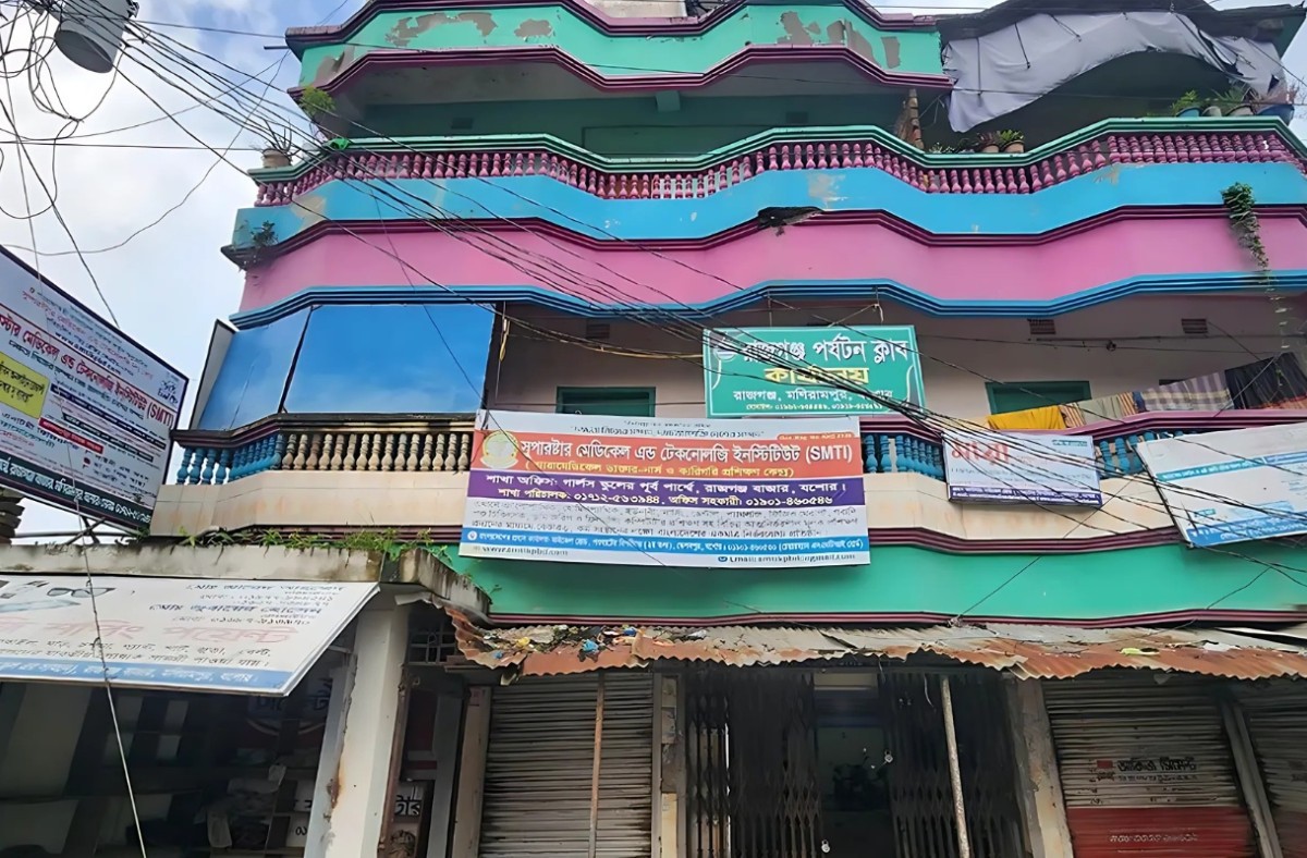 এমবিবিএস সনদ ছাড়াই ডাক্তার পরিচয়ে প্রশিক্ষণ দিচ্ছেন মনি!