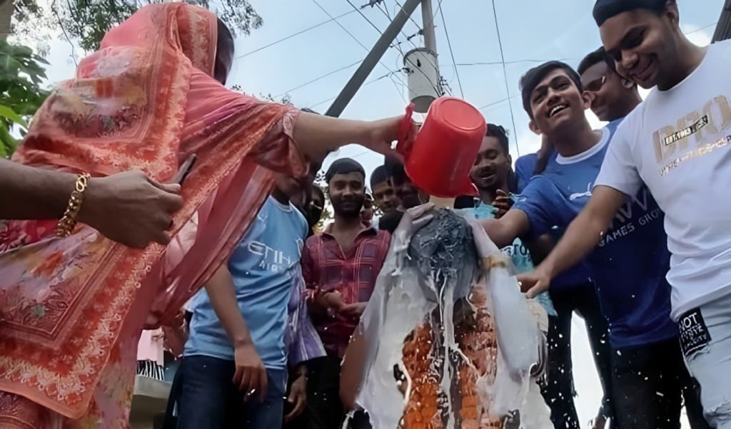 ঐতিহাসিক 1752893537 মানুষ দুধ দিয়ে গোসল করে কেন? এর ঐতিহাসিক ভিত্তি কি?
