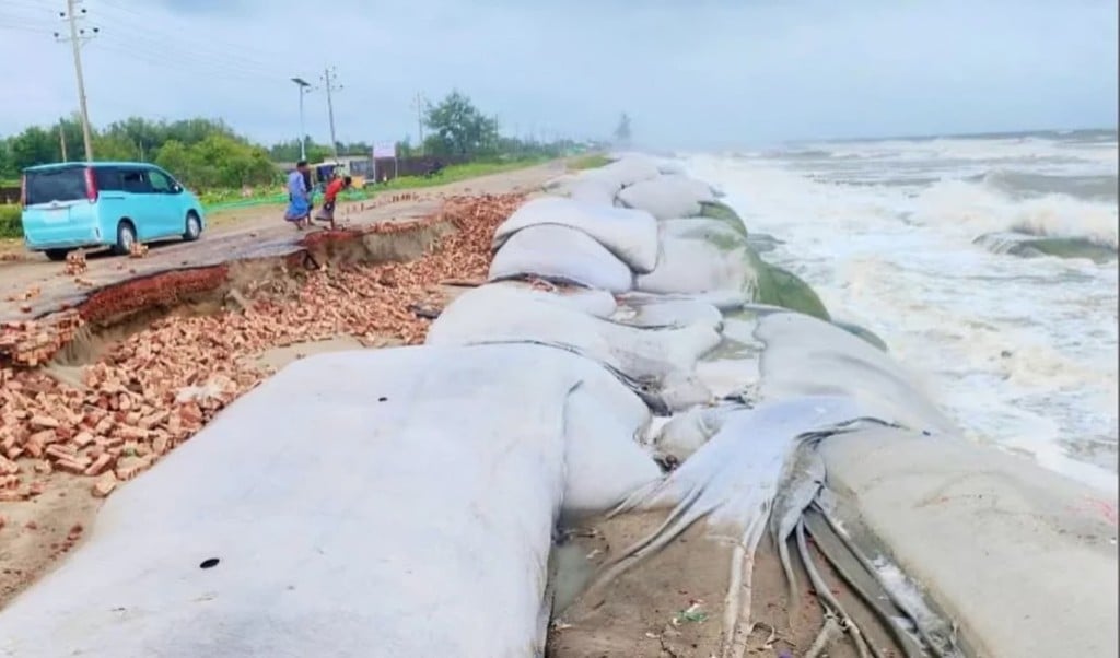 কক্সবাজার টেকনাফ মেরিন ড্রাইভ সড়কে ভাঙন 1753497322 কক্সবাজার-টেকনাফ মেরিন ড্রাইভ সড়কে ভাঙন, ঝুঁকিতে যোগাযোগ ব্যবস্থা