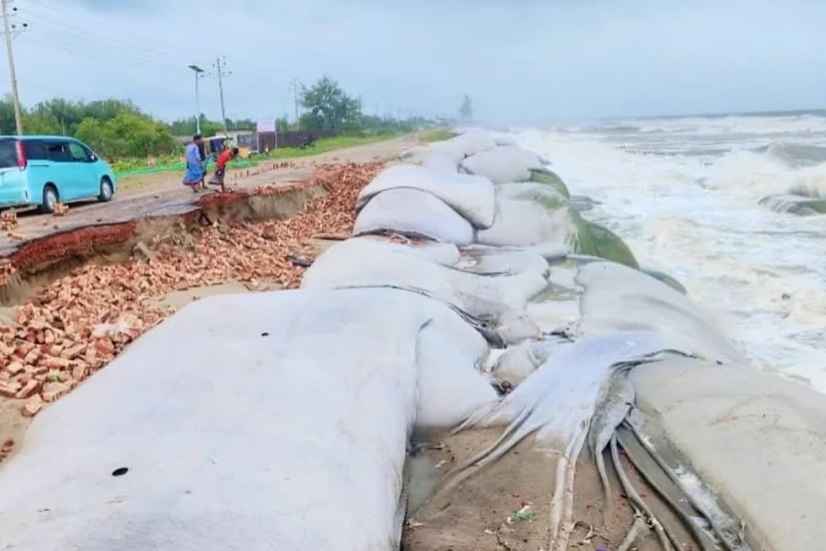 কক্সবাজার-টেকনাফ মেরিন ড্রাইভ সড়কে ভাঙন, ঝুঁকিতে যোগাযোগ ব্যবস্থা