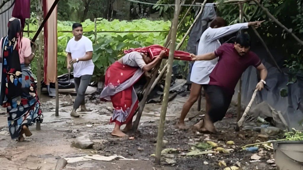 কক্সবাজারে বাড়ি দখলে বাধা দেওয়ায় মা-ছেলেকে কুপিয়ে জখম 4 কক্সবাজারে মা ছেলেকে কুপিয়ে জখম 1753516329 কক্সবাজারে বাড়ি দখলে বাধা দেওয়ায় মা-ছেলেকে কুপিয়ে জখম