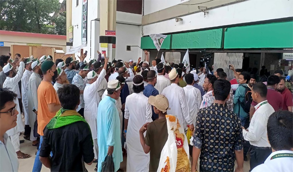 কমলাপুর স্টেশনে অনিয়ম 1752905828 কমলাপুরে টিকিট চেকিং ছাড়াই বেরিয়ে যাচ্ছে জামায়াতের নেতাকর্মীরা