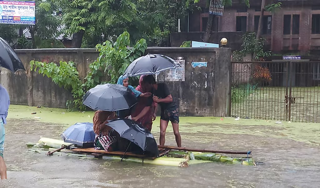 ঘরে বাইরে বন্যার পানি, কলাগাছের ভেলায় করে অন্তঃসত্ত্বাকে নেয়া হলো হাসপাতালে 2 কলাগাছের ভেলায় করে অন্তঃসত্ত্বাকে হাসপাতালে 1752126530 ঘরে বাইরে বন্যার পানি, কলাগাছের ভেলায় করে অন্তঃসত্ত্বাকে নেয়া হলো হাসপাতালে