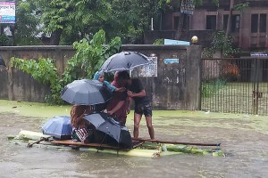 ঘরে বাইরে বন্যার পানি, কলাগাছের ভেলায় করে অন্তঃসত্ত্বাকে নেয়া হলো হাসপাতালে