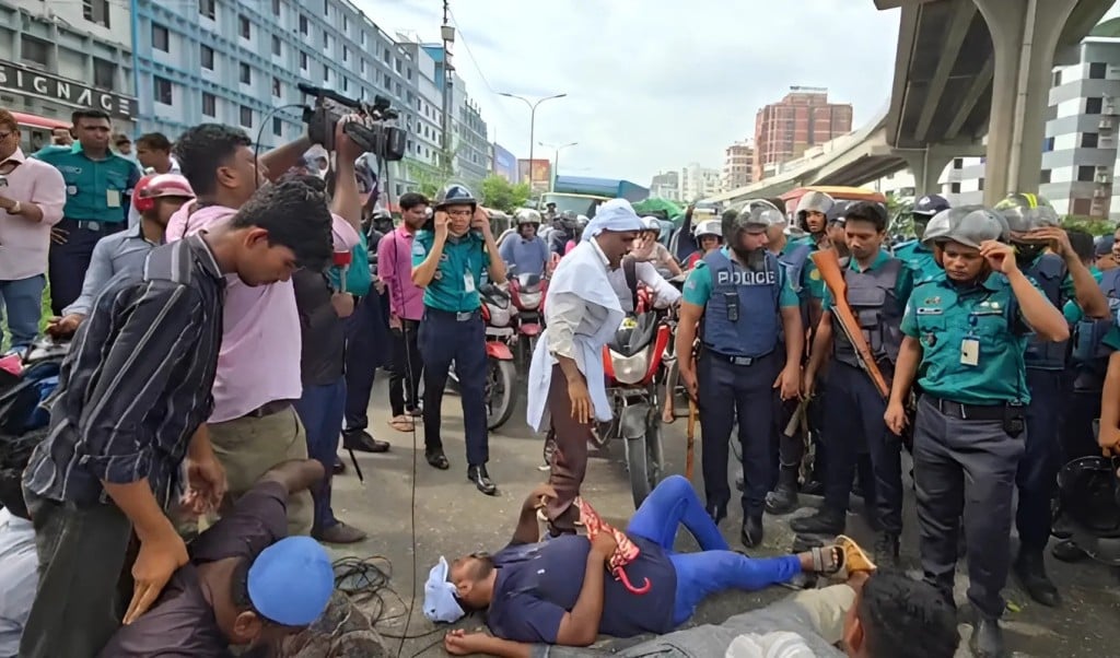 কাফনের কাপড় পরে বনানীতে সিএনজি চালকদের সড়ক অবরোধ, তীব্র যানজট 2 কাফনের কাপড় পরে বনানীতে সিএনজি চালকদের সড়ক অবরোধ তীব্র যানজট 1752400627 কাফনের কাপড় পরে বনানীতে সিএনজি চালকদের সড়ক অবরোধ, তীব্র যানজট