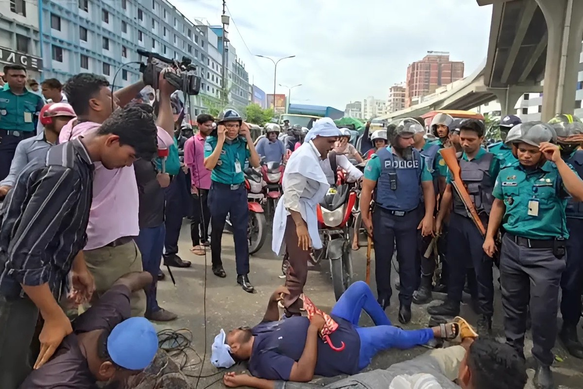 কাফনের কাপড় পরে বনানীতে সিএনজি চালকদের সড়ক অবরোধ, তীব্র যানজট