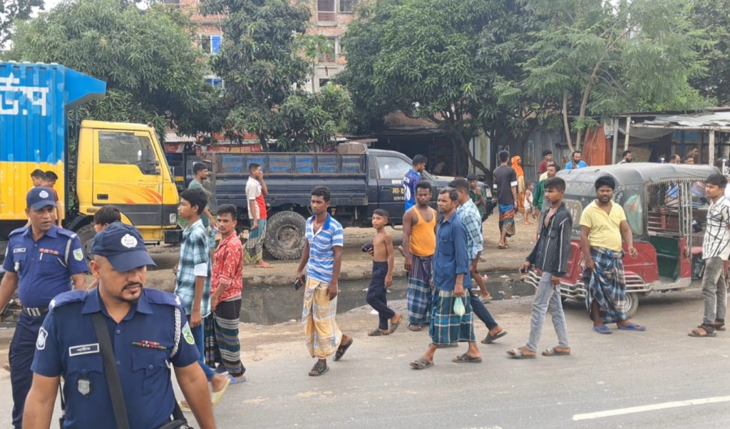 কাভার্ড ভ্যান ও মোটরসাইকেল মুখোমুখি সংঘর্ষে বাবার মৃত্যু, দুই মেয়ে আহত 4 খোমুখি সংঘর্ষে