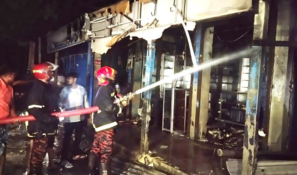 কুমিল্লায় ভয়াবহ অগ্নিকাণ্ডে পুড়ে ছাই ১০ দোকান 3 কুমিল্লায় ভয়াবহ অগ্নিকাণ্ড 1751695408 কুমিল্লায় ভয়াবহ অগ্নিকাণ্ডে পুড়ে ছাই ১০ দোকান