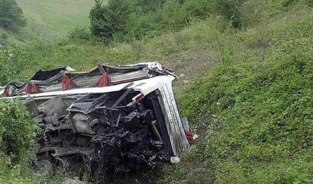 খাদে বাস 1753514980 পাহাড়ি রাস্তা থেকে নিয়ন্ত্রণ হারিয়ে গভীর খাদে বাস, নিহত ১৫