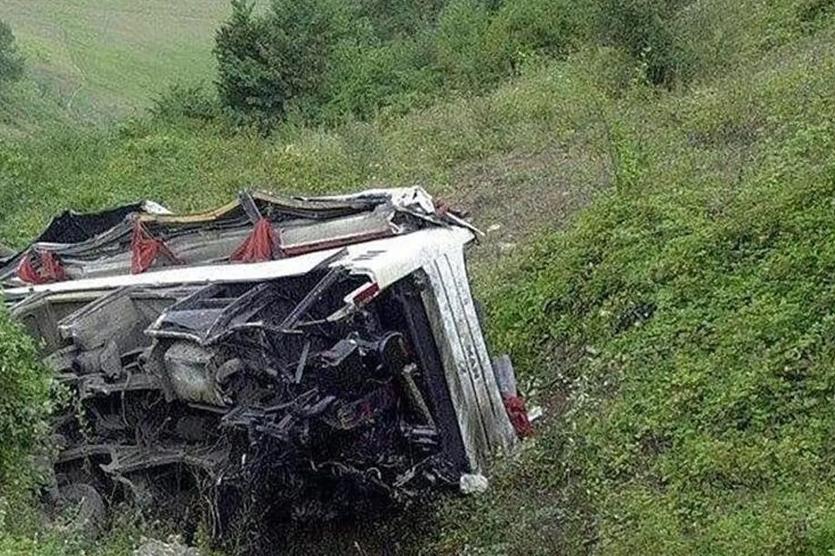 পাহাড়ি রাস্তা থেকে নিয়ন্ত্রণ হারিয়ে গভীর খাদে বাস, নিহত ১৫