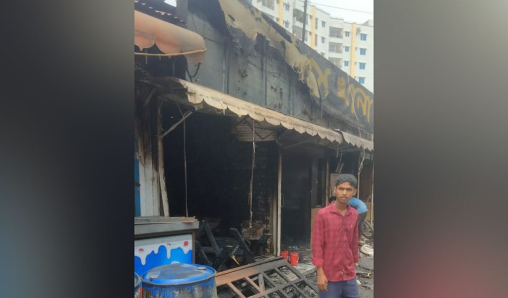 খিলক্ষেতে রেস্তোরাঁয় আগুন, ২০ লাখ টাকার ক্ষতি 2 রেস্তোরাঁয় আগুন