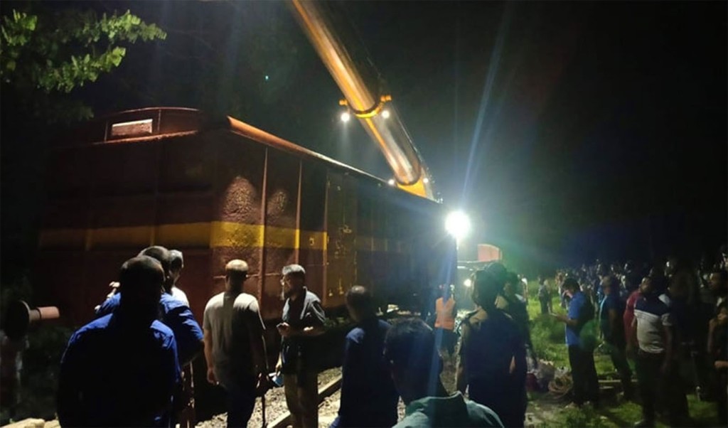 পাঁচ ঘণ্টা পর খুলনার সঙ্গে স্বাভাবিক হলো রেল চলাচল 3 খুলনায় যোগাযোগ বিচ্ছিন্ন 1751683242 পাঁচ ঘণ্টা পর খুলনার সঙ্গে স্বাভাবিক হলো রেল চলাচল