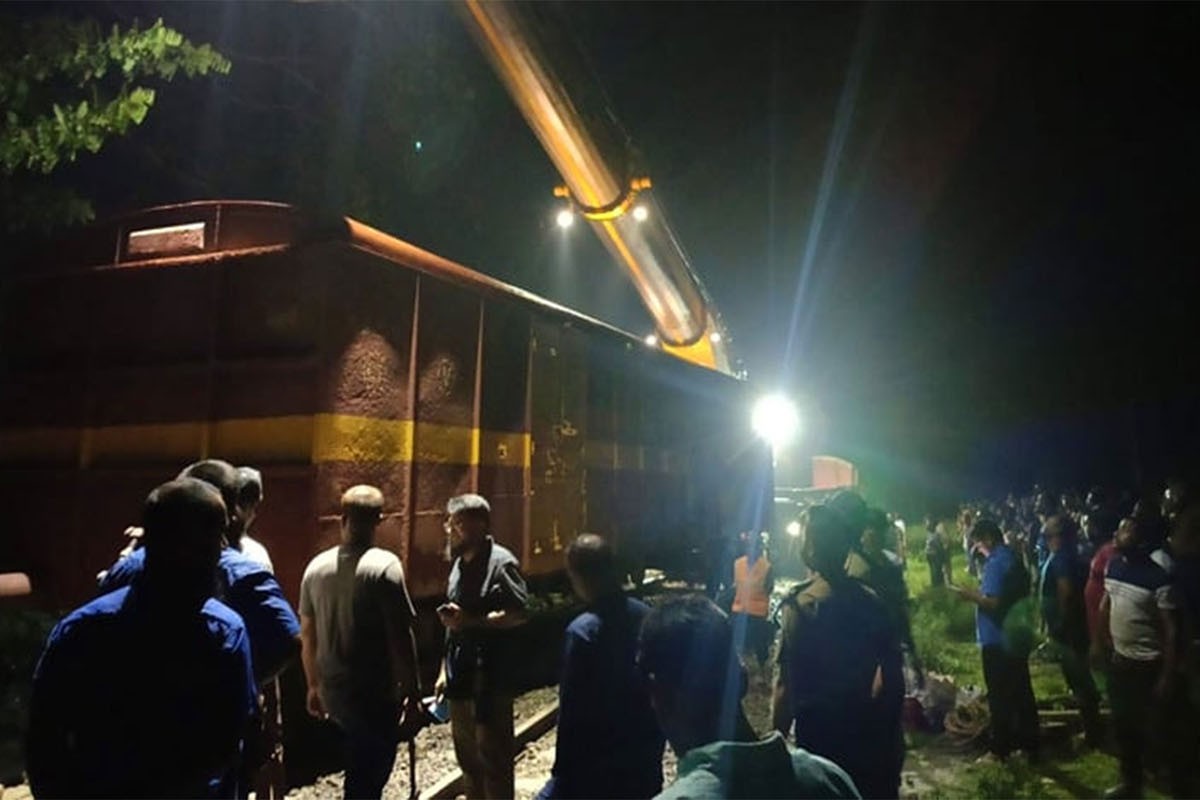পাঁচ ঘণ্টা পর খুলনার সঙ্গে স্বাভাবিক হলো রেল চলাচল