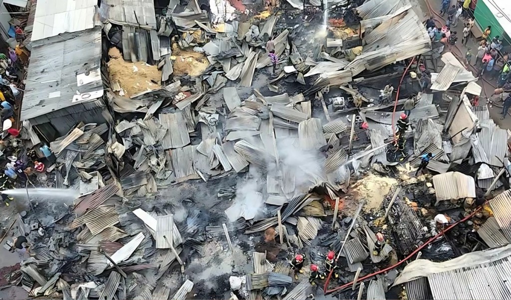 গাজীপুর কাঁচাবাজারে আগুনে পুড়ে ছাই ১৬ দোকান 1751863483 গাজীপুর কাঁচাবাজারে আগুনে পুড়ে ছাই ১৬ দোকান