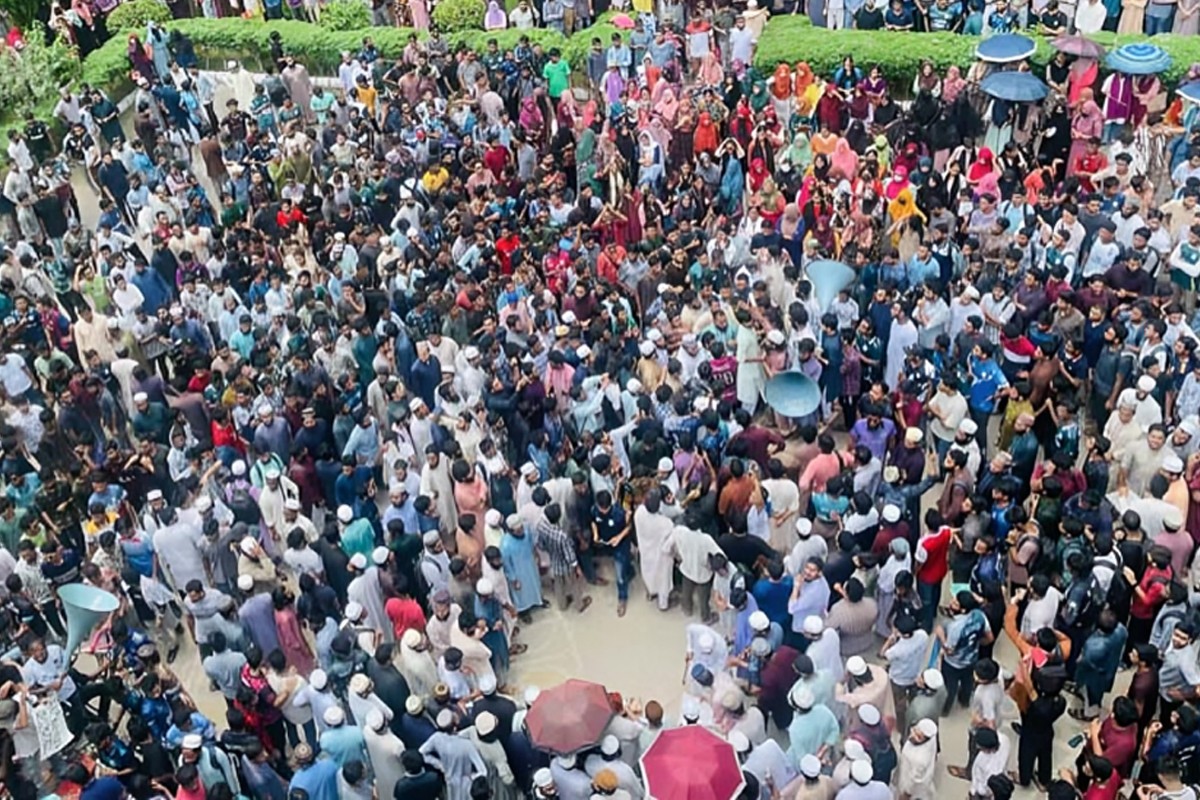 শিশুদের মৃত্যু, নিহতদের লাশ গোপন, সরকারের গাফিলতির প্রতিবাদে উত্তাল দেশ
