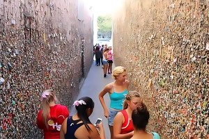 জীবাণুতে মোড়ানো সিয়াটলের বিখ্যাত গাম ওয়াল এখন পর্যটকদের আকর্ষণ