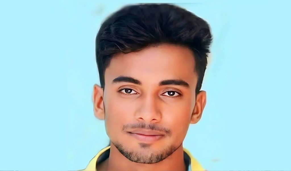 গোখরার ছোবলে প্রাণ গেলো যুবকের 1751859972 খেলা দেখাতে গিয়ে গোখরার ছোবলে প্রাণ গেলো যুবকের