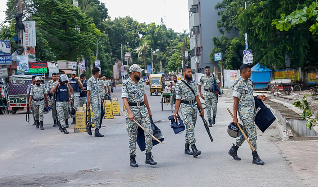 গোপালগঞ্জে চলছে কঠোর কারফিউ, অভিযানে আটক ৪৫ জন 3 গোপালগঞ্জে অভিযানে আটক ৪৫ জন 1752825107 গোপালগঞ্জে চলছে কঠোর কারফিউ, অভিযানে আটক ৪৫ জন