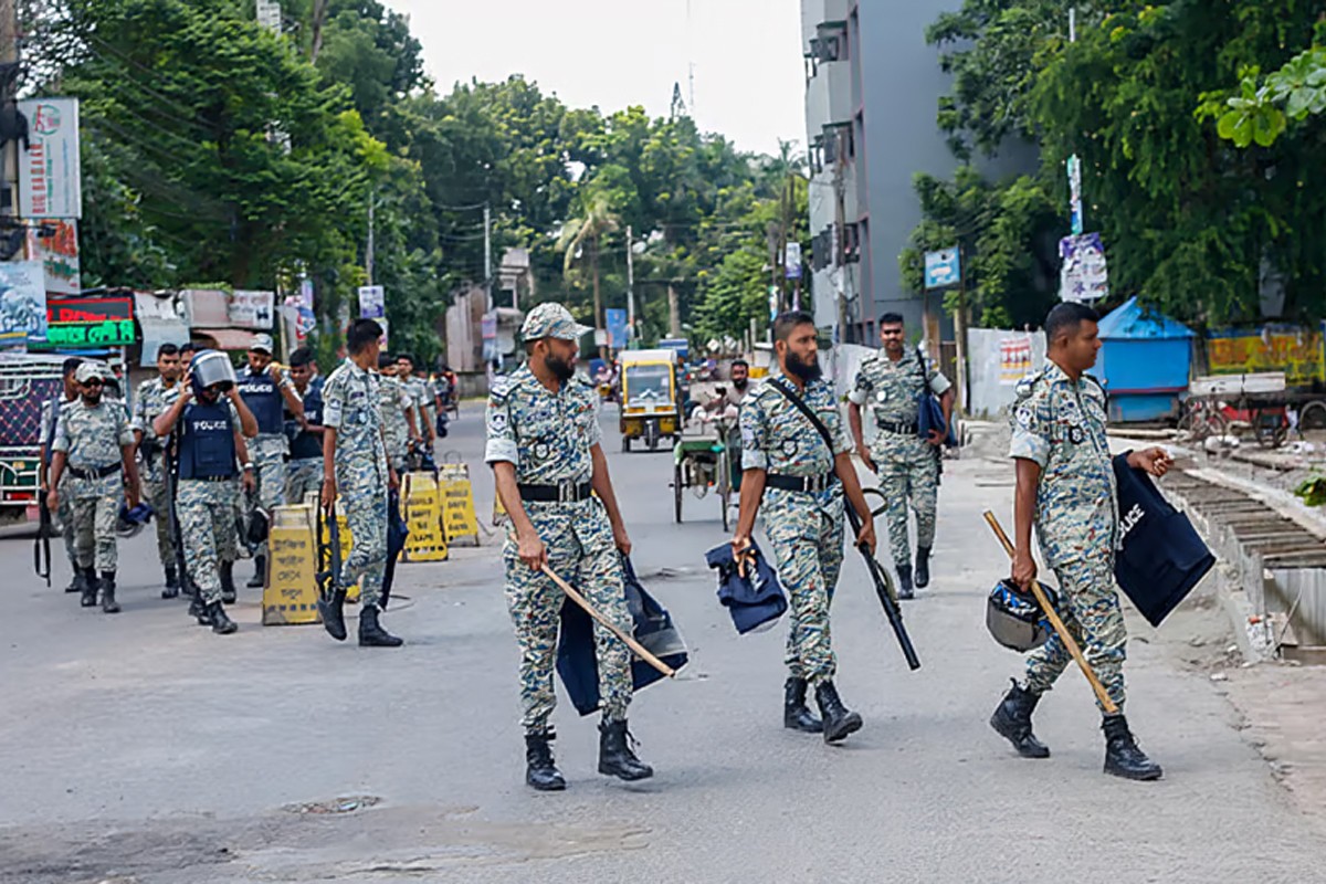 গোপালগঞ্জে চলছে কঠোর কারফিউ, অভিযানে আটক ৪৫ জন