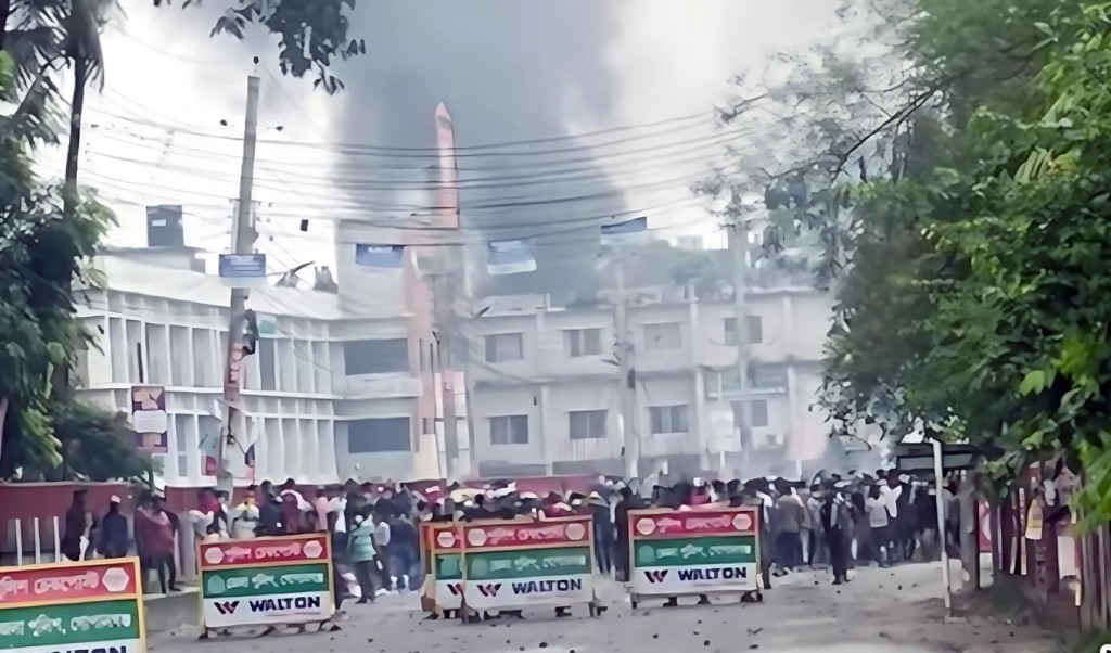 গোপালগঞ্জে ডিসির বাসভবনে হামলা 3 গোপালগঞ্জে ডিসির বাসভবনে হামলা 1752668507 গোপালগঞ্জে ডিসির বাসভবনে হামলা