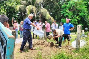 গোপালগঞ্জে নিহত তিনজনের লাশ তোলা হলো কবর থেকে