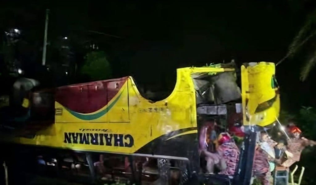 গোপালগঞ্জে যাত্রীবাহী বাস খাদে পড়ে চালক নিহত 1753778346 গোপালগঞ্জে যাত্রীবাহী বাস খাদে পড়ে চালক নিহত